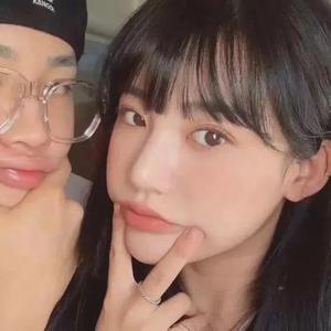 女人裸双乳被老头夹奶电影
