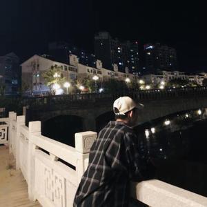 女人裸双乳被老头夹奶电影
