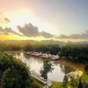 女人裸双乳被老头夹奶电影
